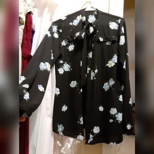 Blusa negra floreada